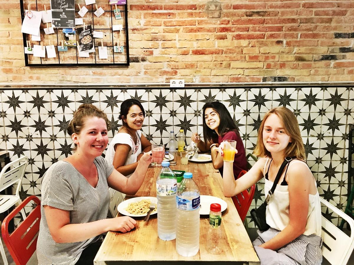 โอลา โอสตัล กอลบลัง Hostel โอสปิตาเล็ต เดอ โยเบรกัต ภายนอก รูปภาพ